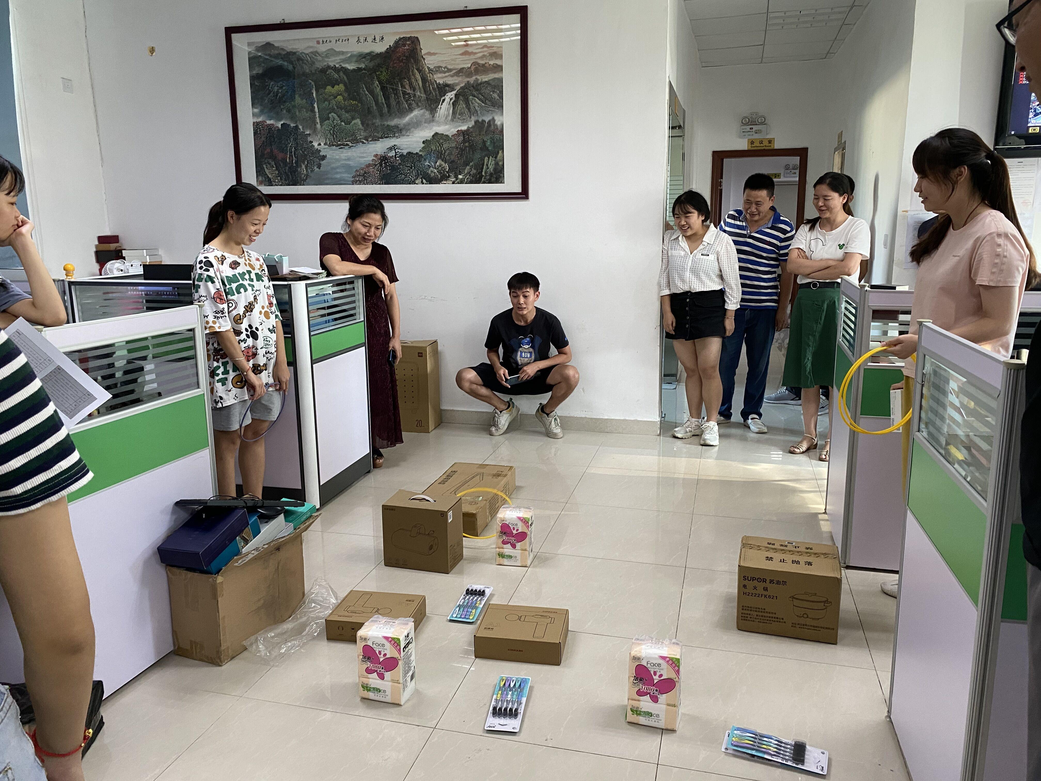 文体活动之套圈赢礼品游戏
