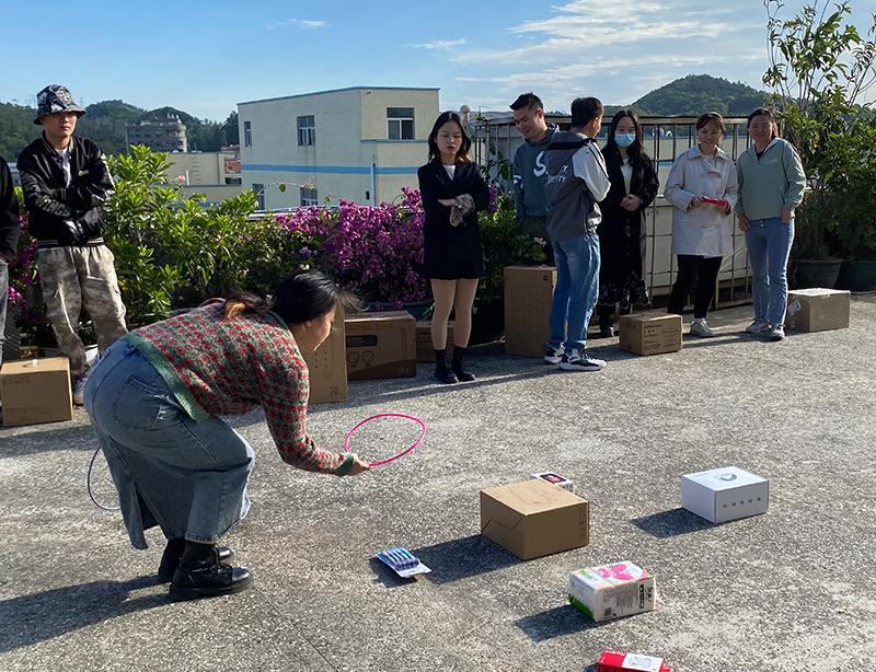 文体活动之套圈赢礼品游戏